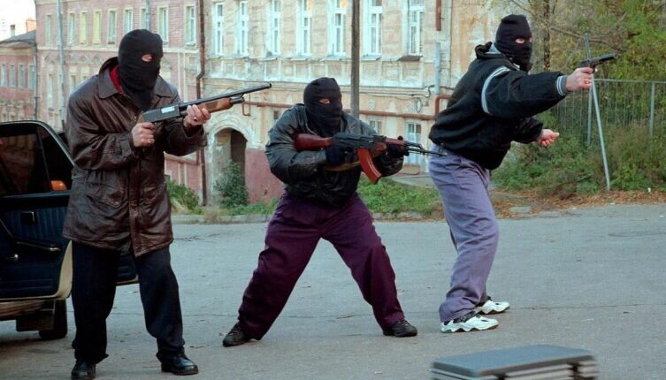    Почему современная молодёжь так тянется к эпохе 90-х? Фото: кадр из фильма «Жмурки»