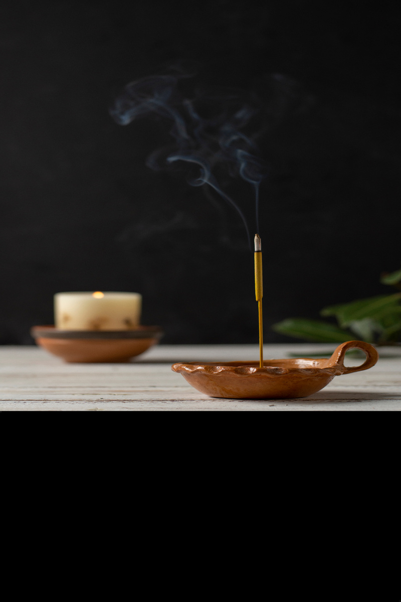 Источник:<a href="https://ru.freepik.com/free-photo/composition-with-candles-wooden-table_5344265.htm#fromView=search&page=1&position=7&uuid=cbeec6fd-33cb-4f27-b8b9-f94f568cc1e6&new_detail=true">Изображение от freepik</a>