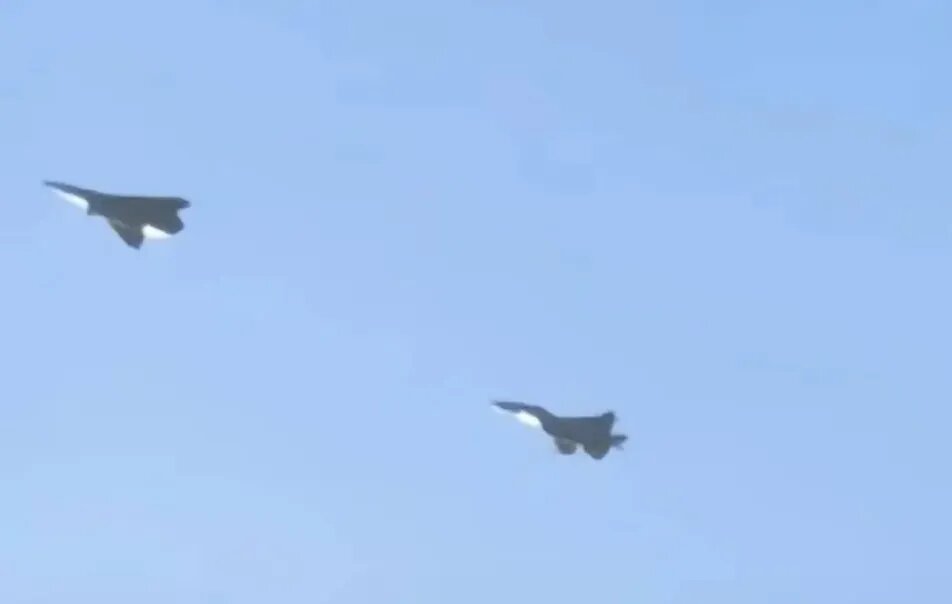    За "НЛО" неуклонно следовал двухместный истребитель-невидимка Chengdu J-20S... © Соцсети