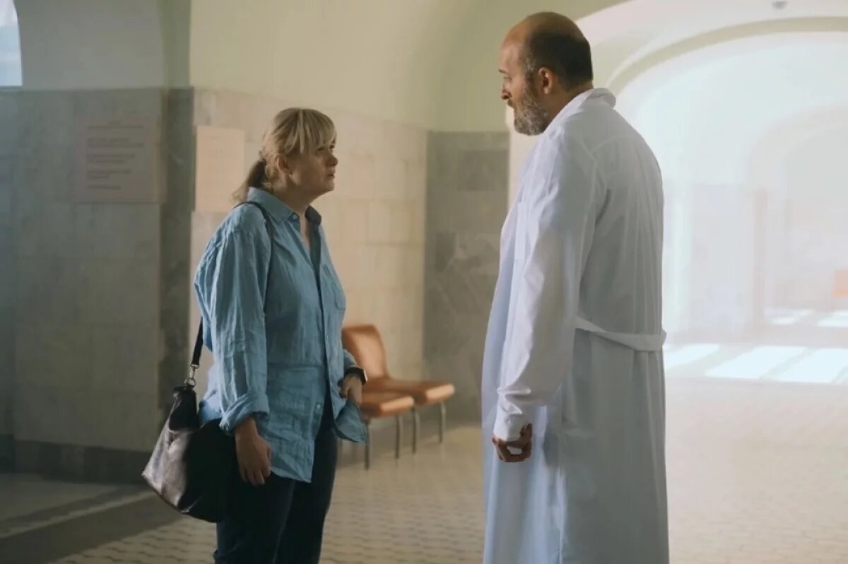    Посмотрите на Анну Михалкову в роли следователя в сериале «Трасса».