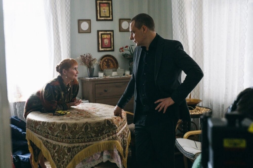    По сюжету писатель Иноземцев (Евгений Цыганов) соглашается возглавить новый глянцевый журнал. Фото:  Кадр из сериала