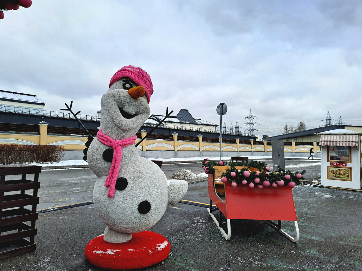 Весёлый снеговик около Аутлета Белая дача.