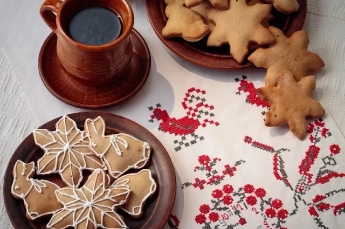    Венок из соломы и петушки-колядки.