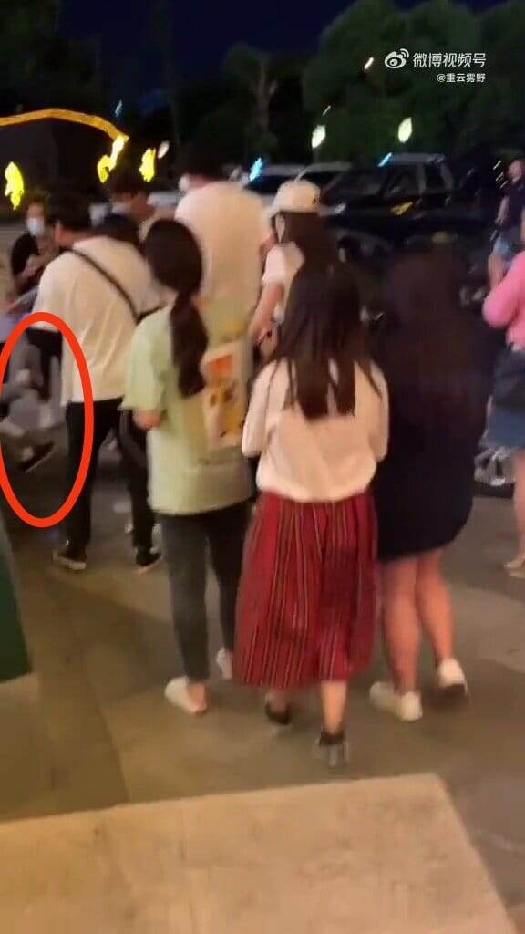 но вдруг появились какие-то ноги...