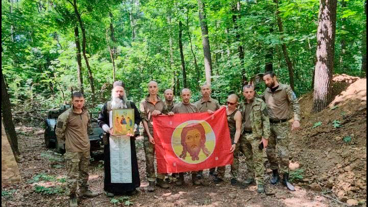    ФОТО: Отец Пётр на полигоне учит бойцов призывать Бога. Фото предоставлено отцом Петром Репиным