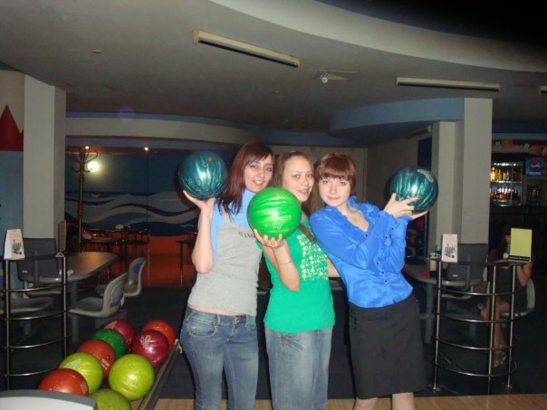 Играли в боулинг в свободное от работы время