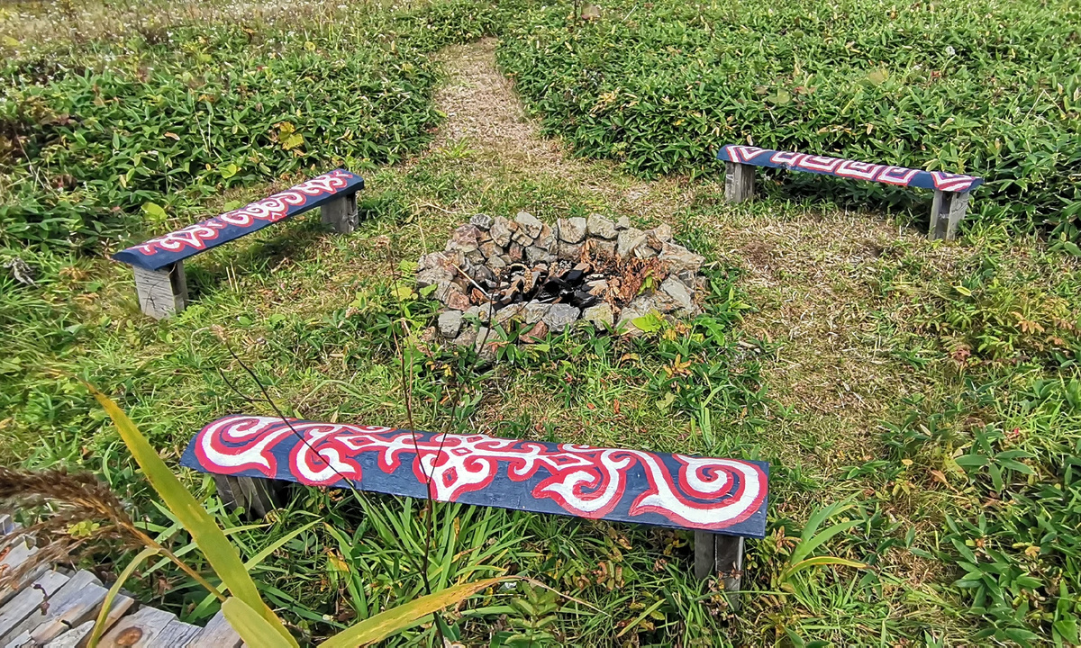 Тропинка и костровая полянка в становье "Трясогузка" 