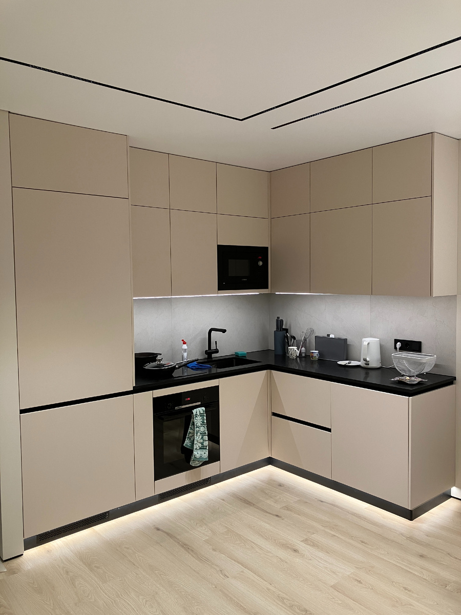 Кухня с подсветкой цокольной зоны