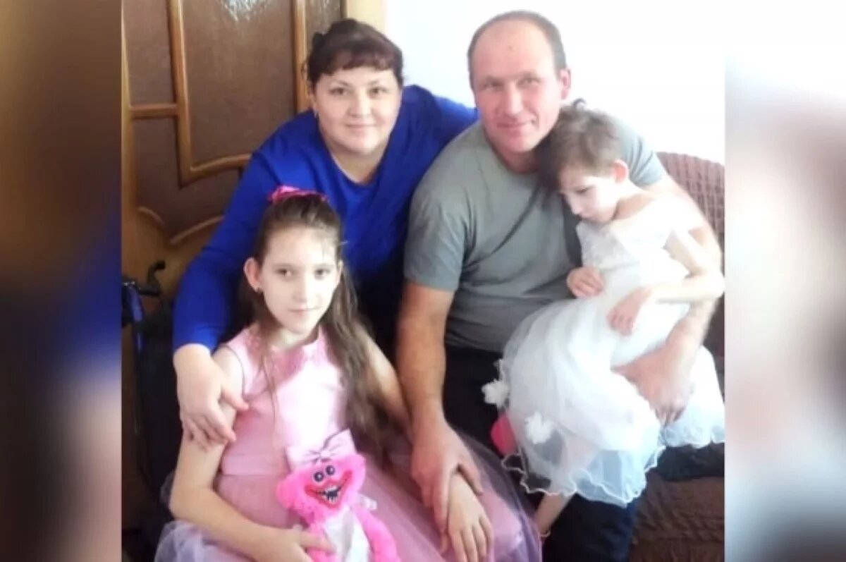    Девочки, сросшиеся в районе живота и грудины, родились 18 декабря 2012 года. Спустя месяц их разделили.