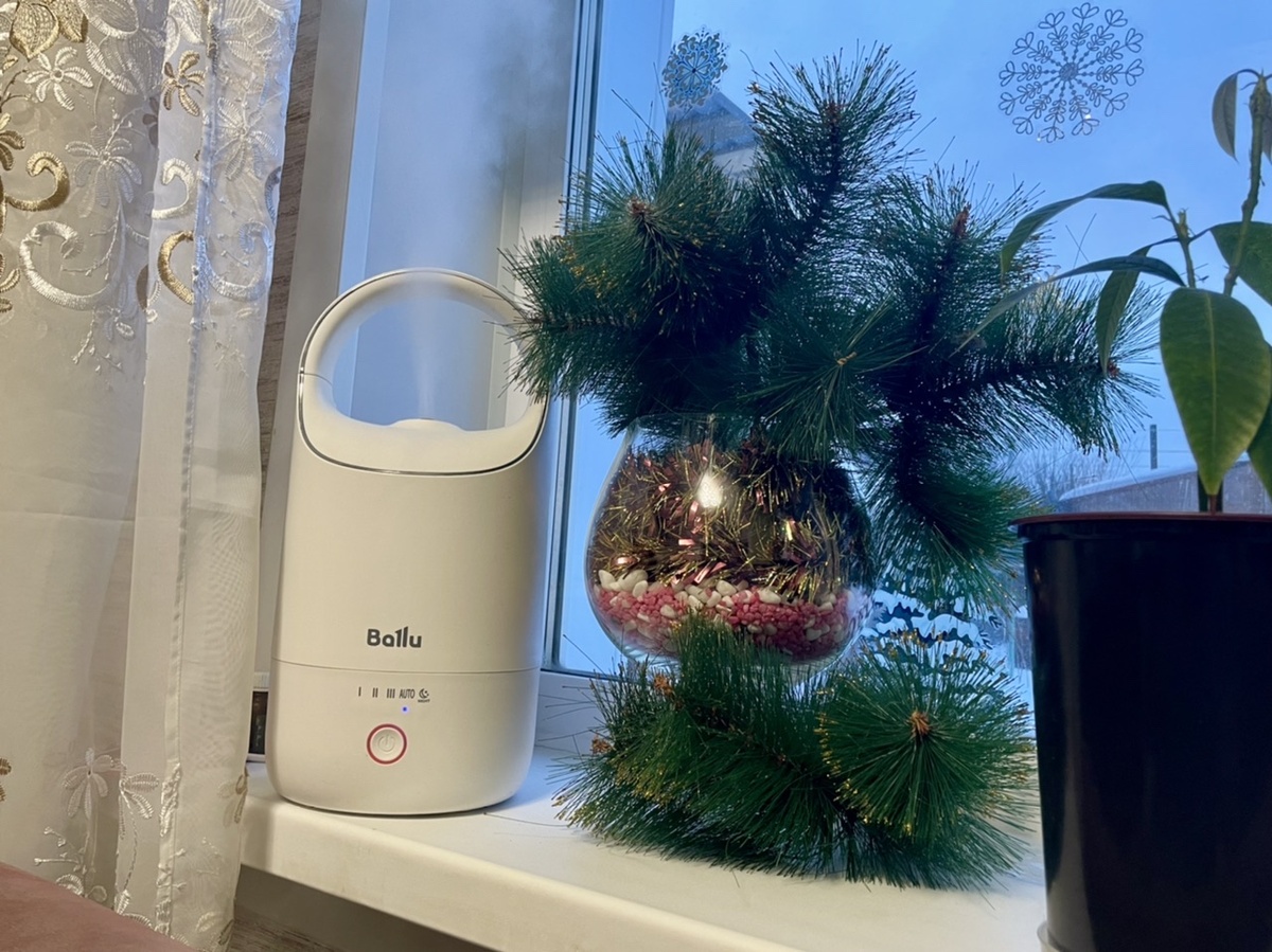 Уже три года спасает зимой от сухости в доме ультразвуковой увлажнитель воздуха Ballu UHB-803