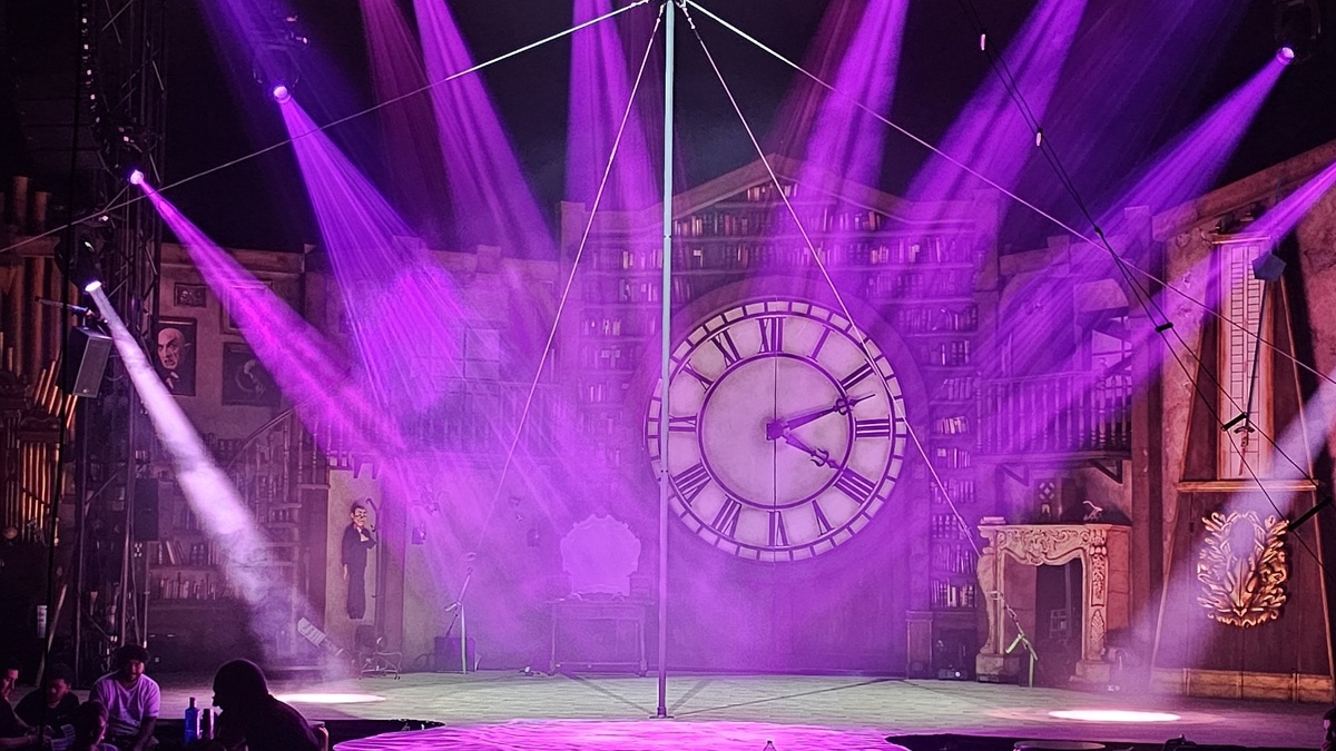 Фото из нашего шоу. На сцене установлен наш реквизит. Шестиметровая мачта.