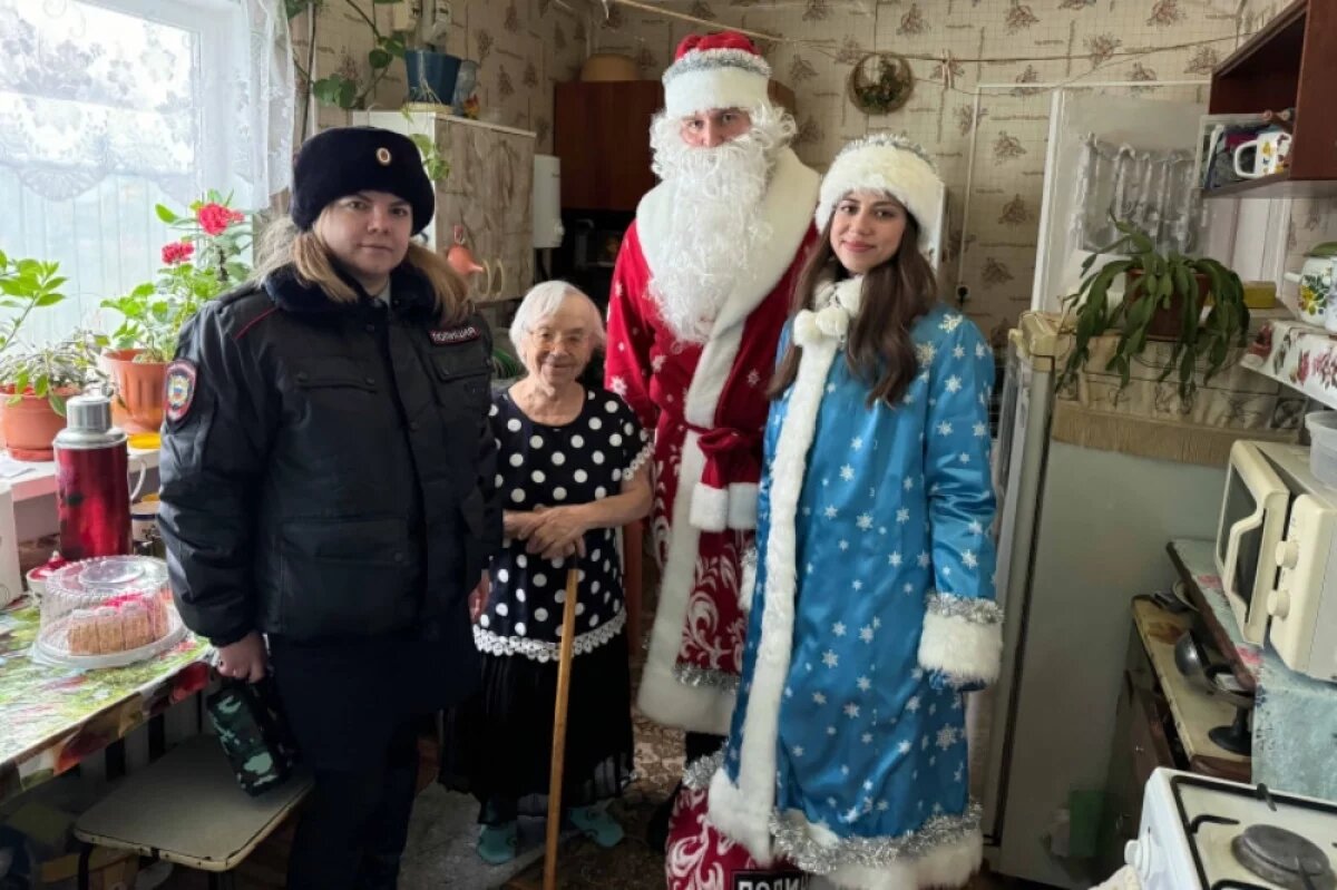    В Хабаровском крае продолжает дарить подарки «Полицейский Дед Мороз»