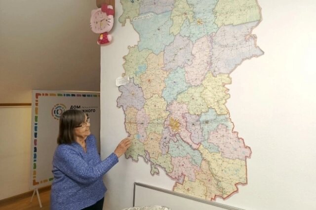    Лилия на карте отмечает районы Омской области, которые посетила вместе с детской выездной паллиативной службой «Радуги». Фото:  АиФ/ Ксения Ермакова