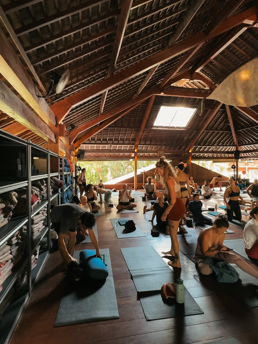 Кажется, что народу очень много, но никто никому не мешает. Всем хватает места