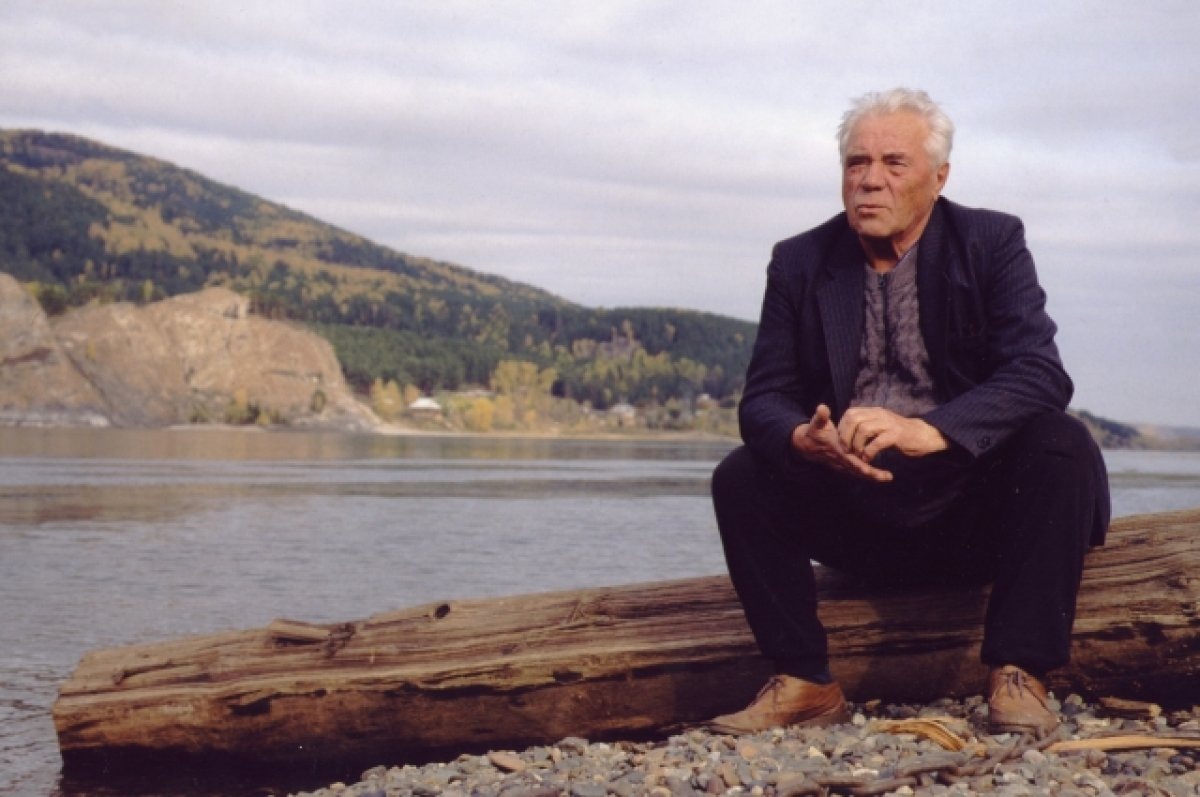 В.П. Астафьев на берегу Енисея в родном поселке