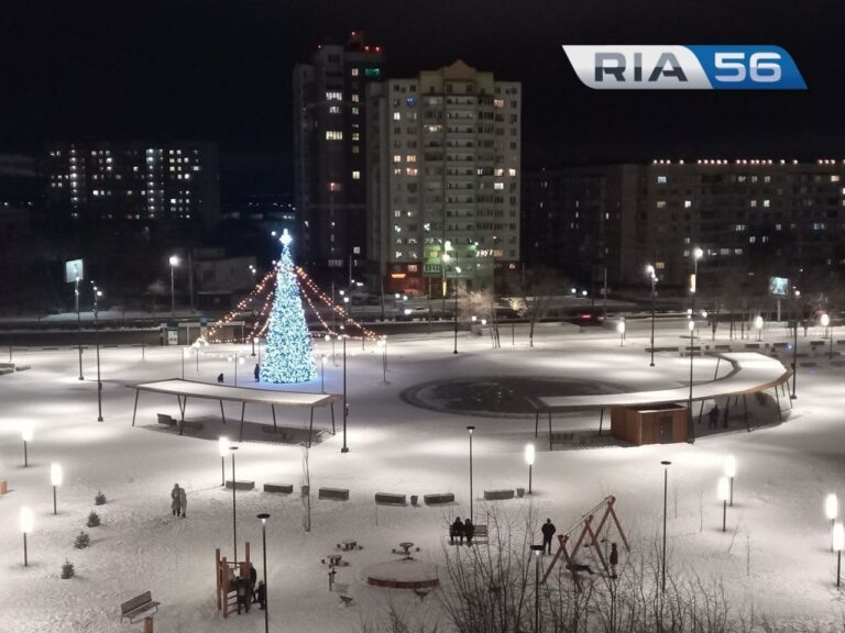    Прекрасен и ночью, и днем. Зимний парк у «Китайской стены» в Оренбурге похож на сказку Белов Михаил Александрович