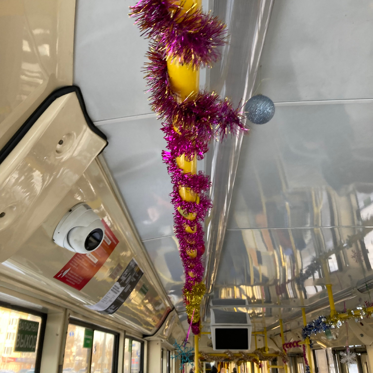 В этом году очень много украшений в транспорте