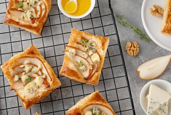    Пирог из слоеного теста с камамбером и грушей