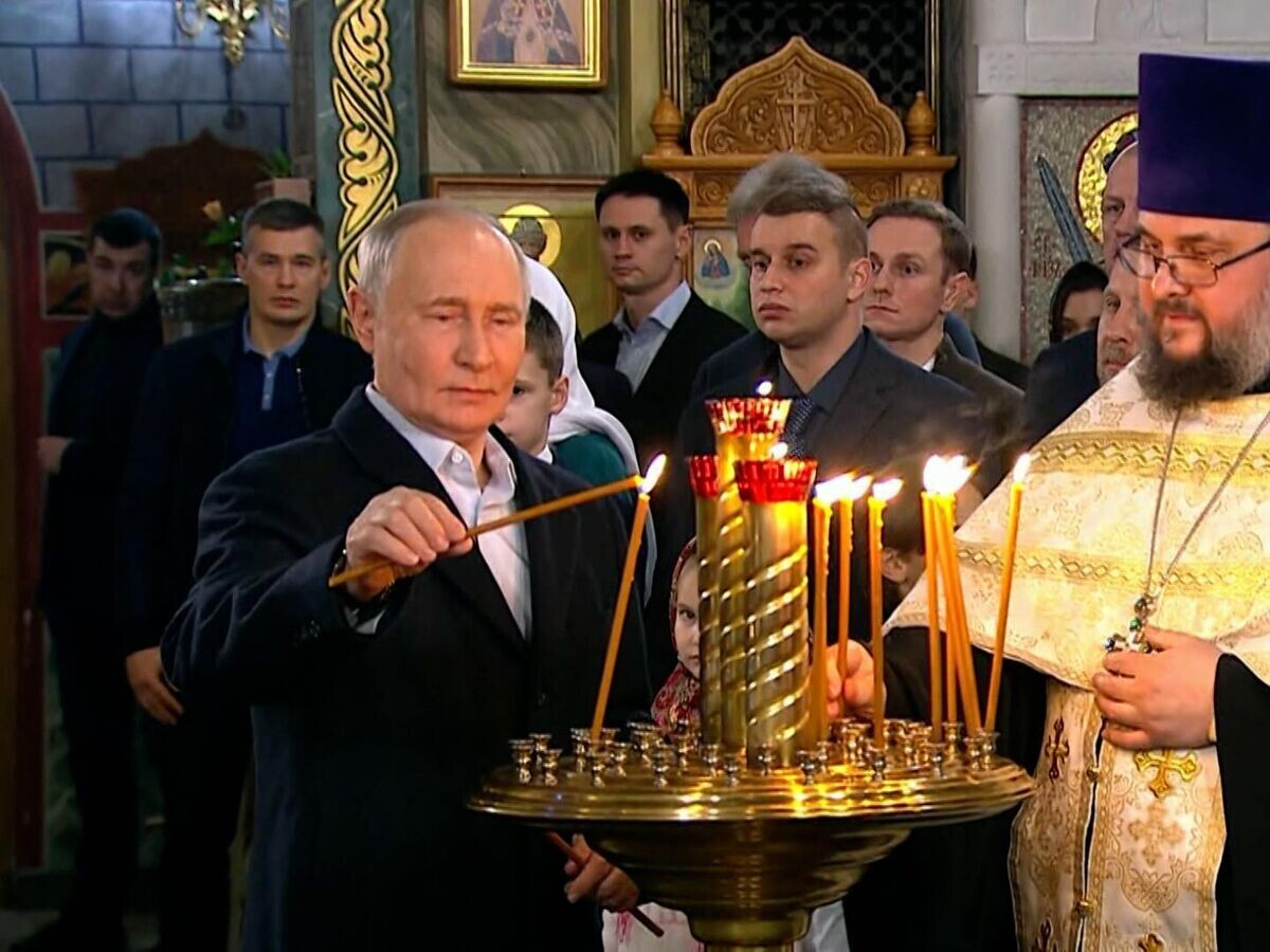    Владимир Путин на Рождественской службе в храме великомученика Георгия Победоносца в Москве © Пул