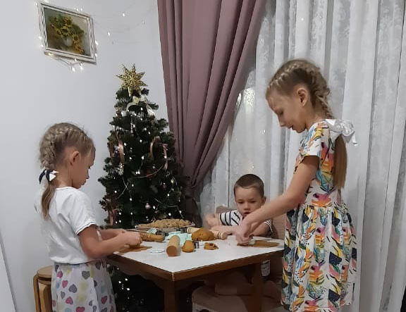    Главные мамины помощники на кухне – Валентина, Светлана и Арсений. Но больше всего дети, конечно же, любят снимать пробу, когда еще теплая выпечка так и манит своим ароматом / фото из архива Бубновых