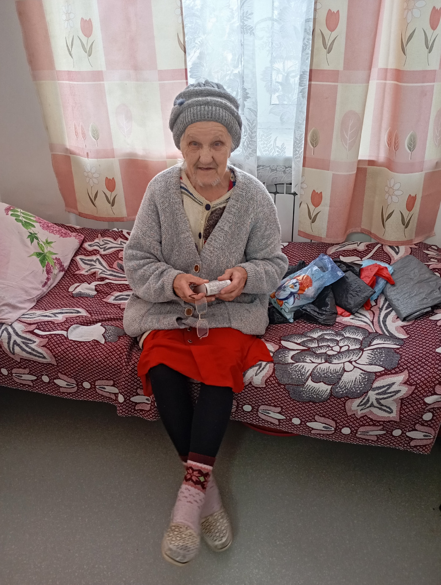 Баба Валя сидит с календарем в руках, чтобы не потеряться во времени.