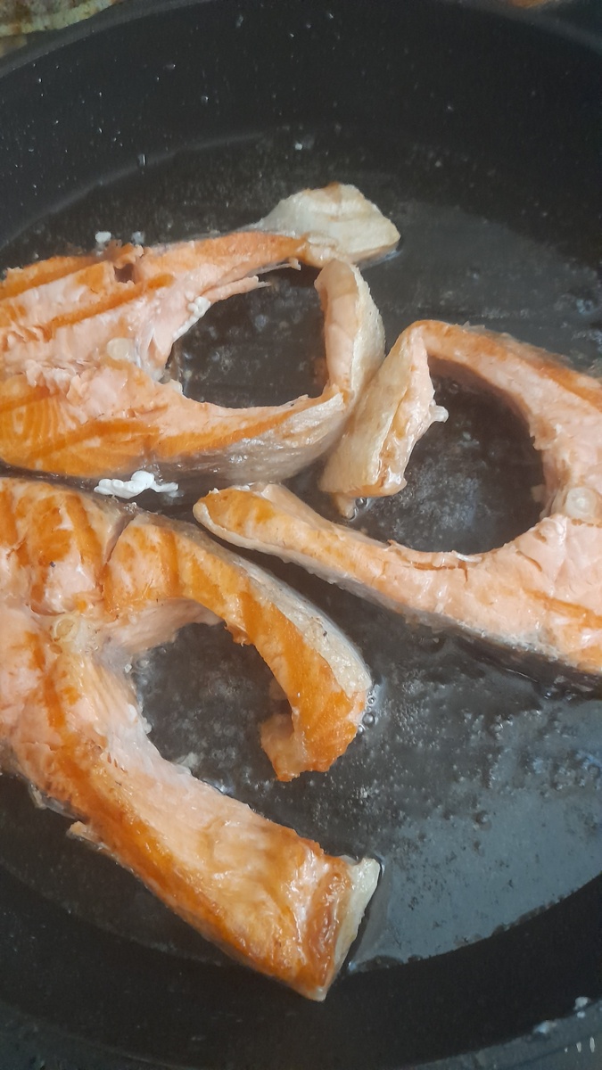 Жареный лосось