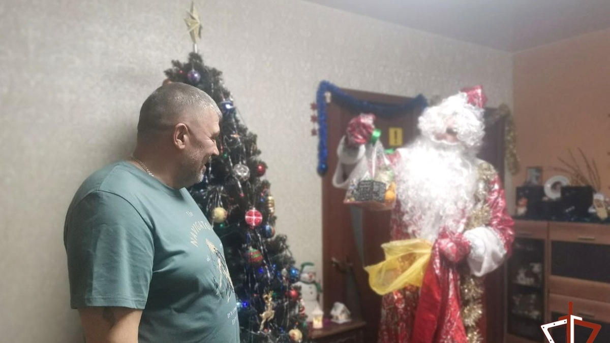    Ветерана Росгвардии поздравил Дед Мороз спецназначения