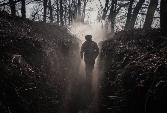    Военнослужащий вооруженных сил Украины в зоне боевых действий