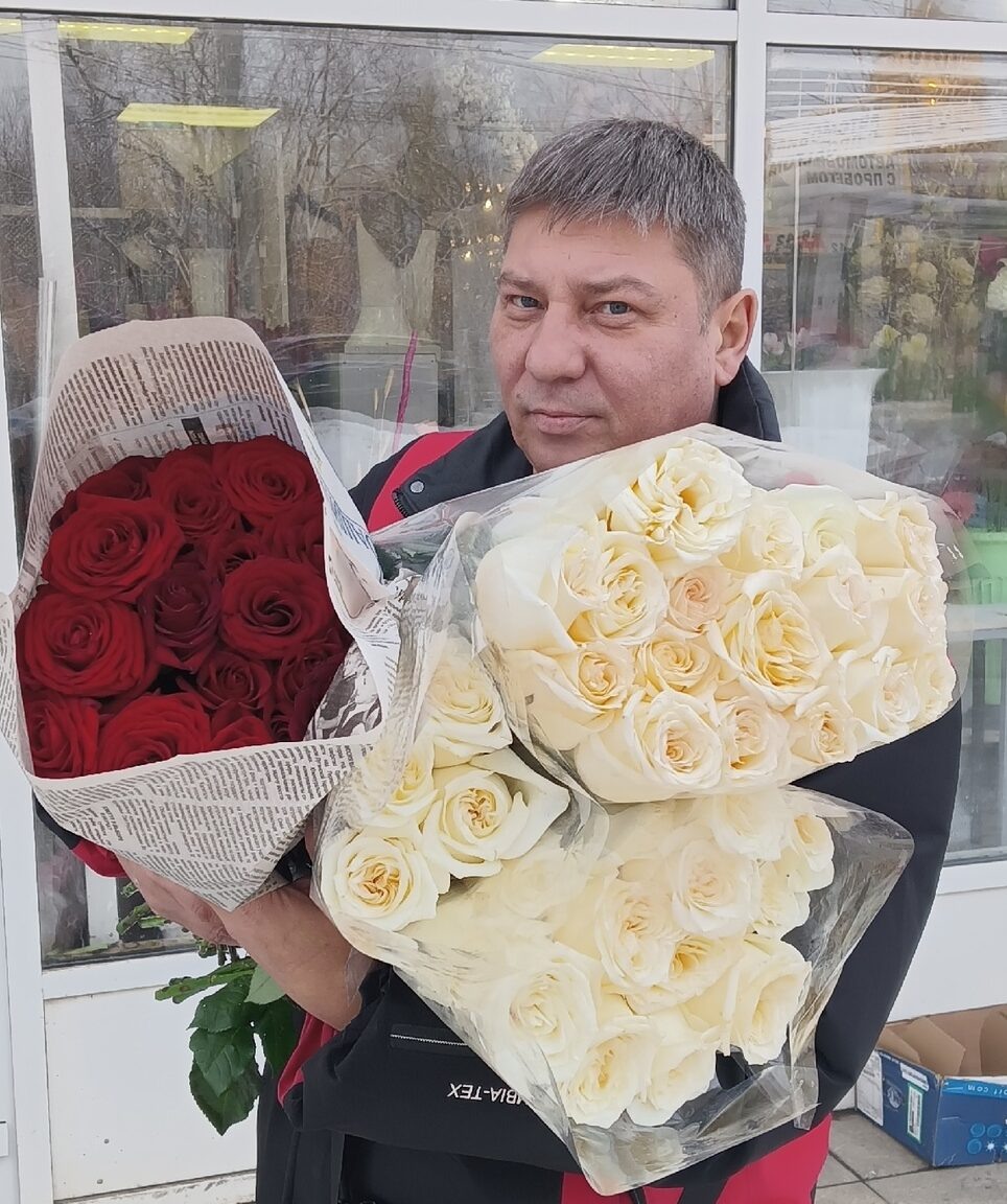    Как у Юры. В Оренбурге могила создателя «Ласкового мая» Сергея Кузнецова тоже в розах Белов Михаил Александрович