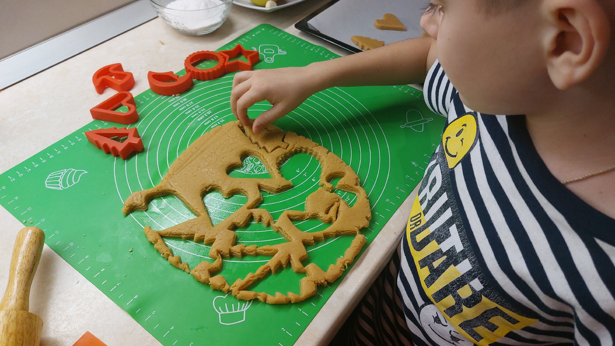 Мирон помогает вырезать прянички