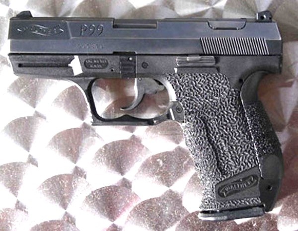 Пистолет Walther P99. Вид слева. Обратите внимание на кнопку безопасного спуска ударника.
