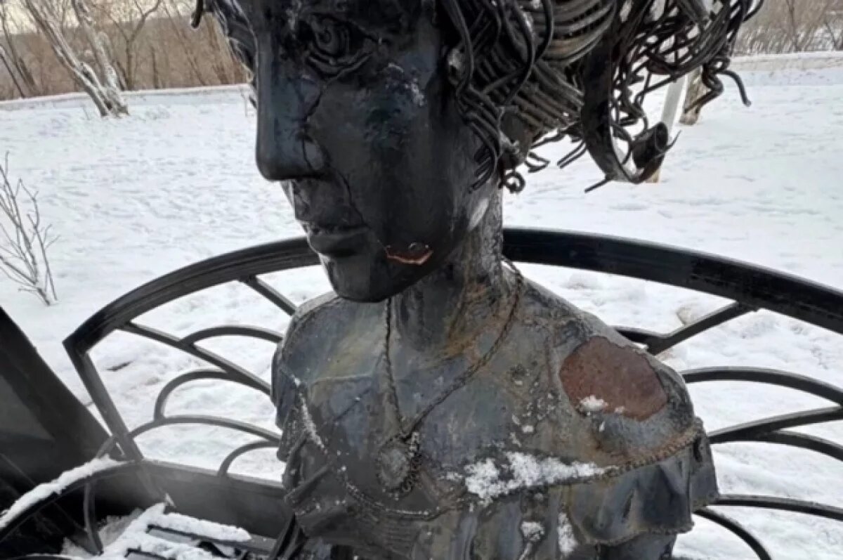    Композиция «Книжная барышня» в Оренбурге начала гнить и облупляться