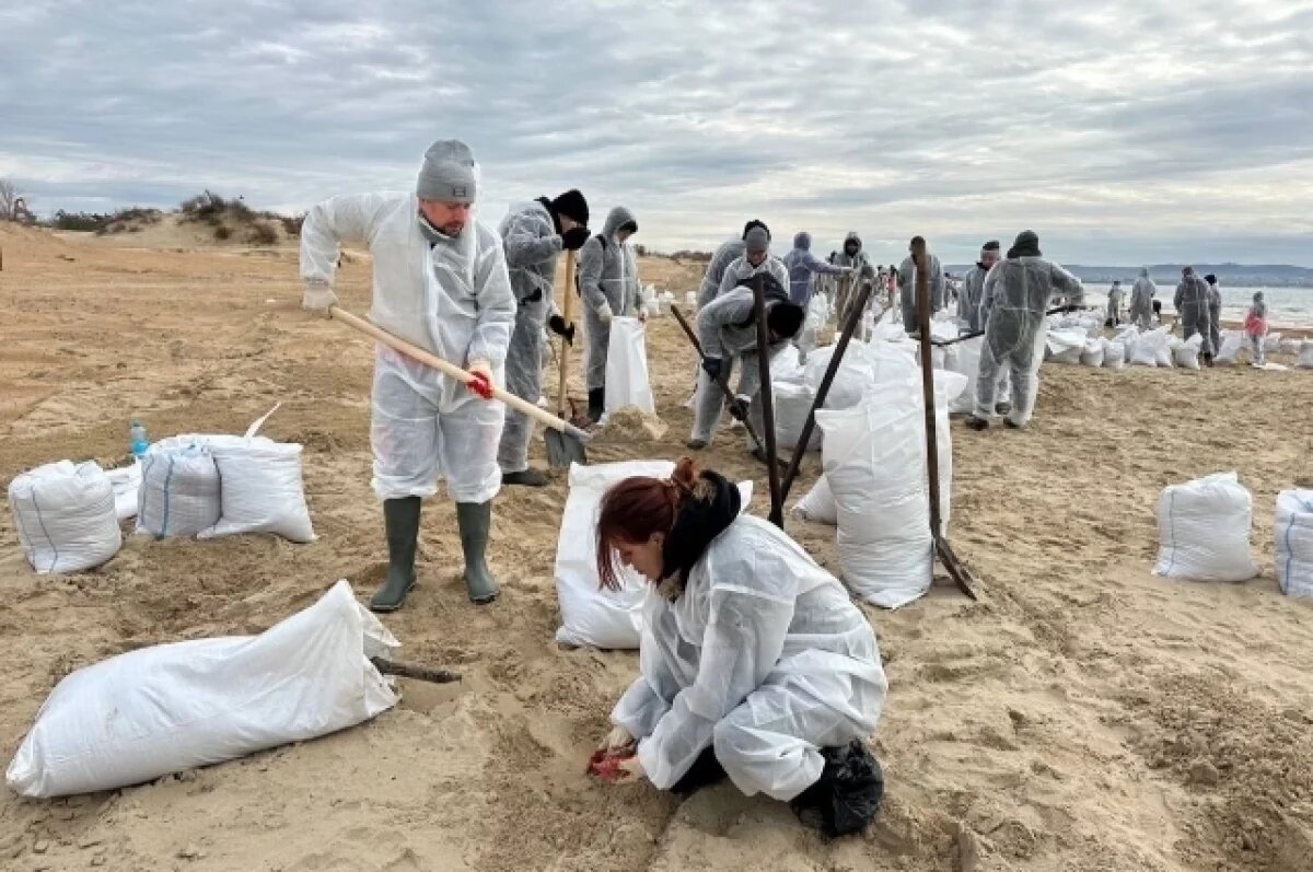    Добровольцы продолжают убирать побережье, несмотря на праздничный день