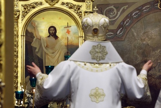    Священнослужитель во время праздничного богослужения по случаю Рождества Христова в Свято-Троицком кафедральный соборе города Подольска