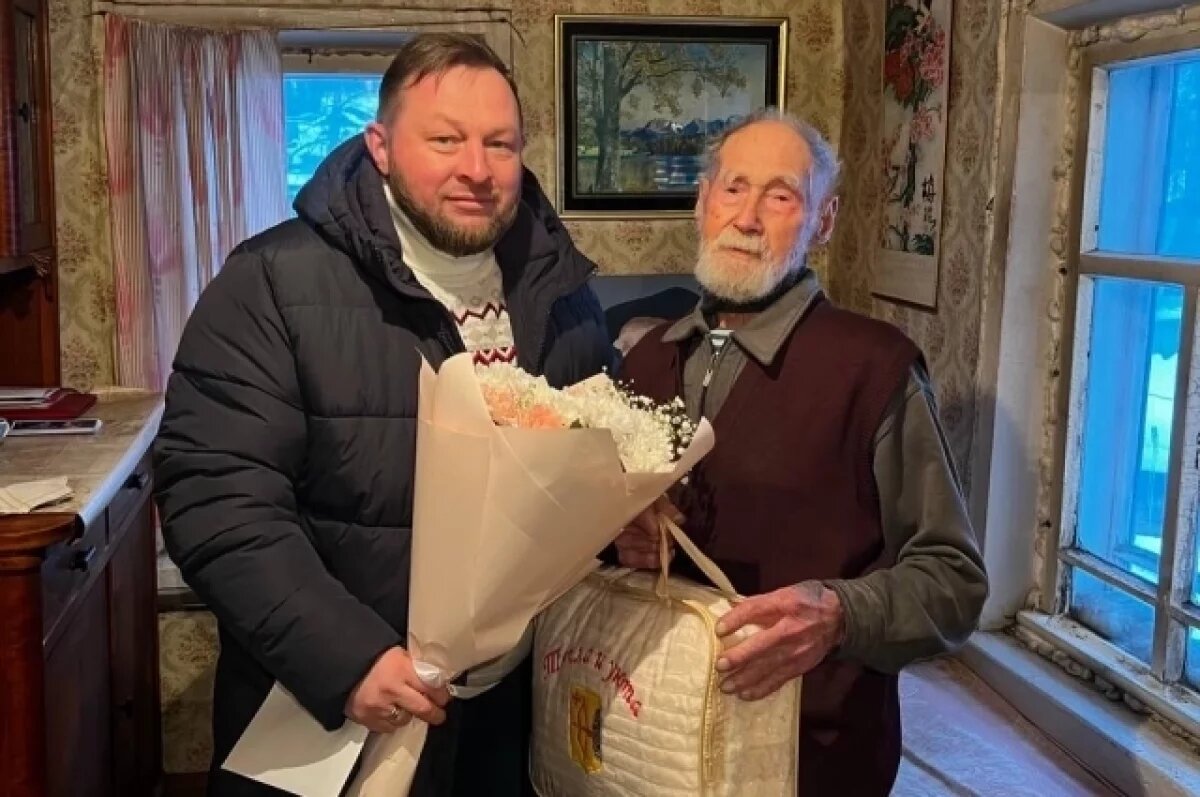    Ветерану вручили подарки и передали поздравление от президента России
