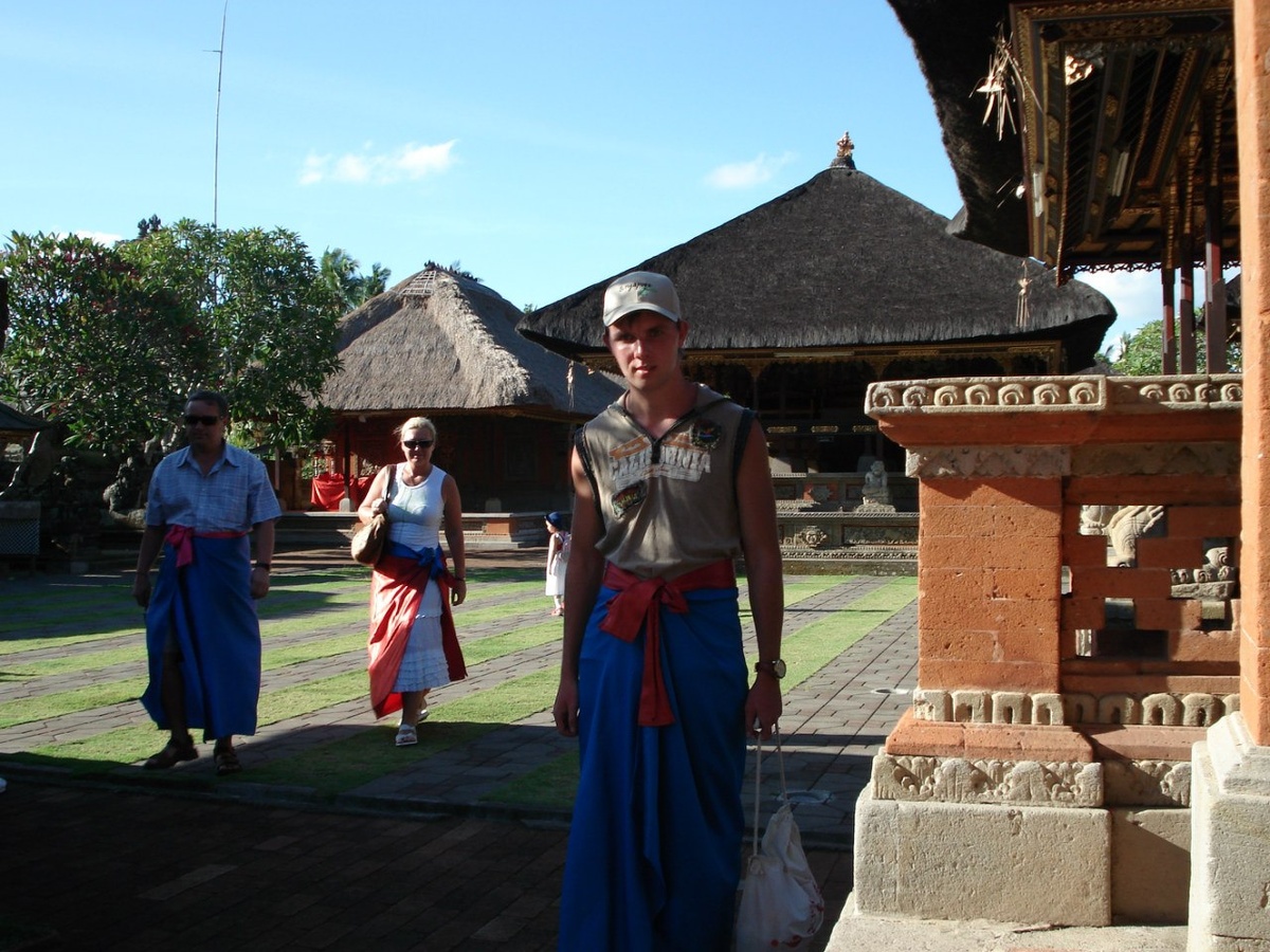 Автор здесь сильно моложе, чем в дне сегодняшнем. Но уже тогда относился с уважением к чужим традициям. В индуиском храме в Индонезии.