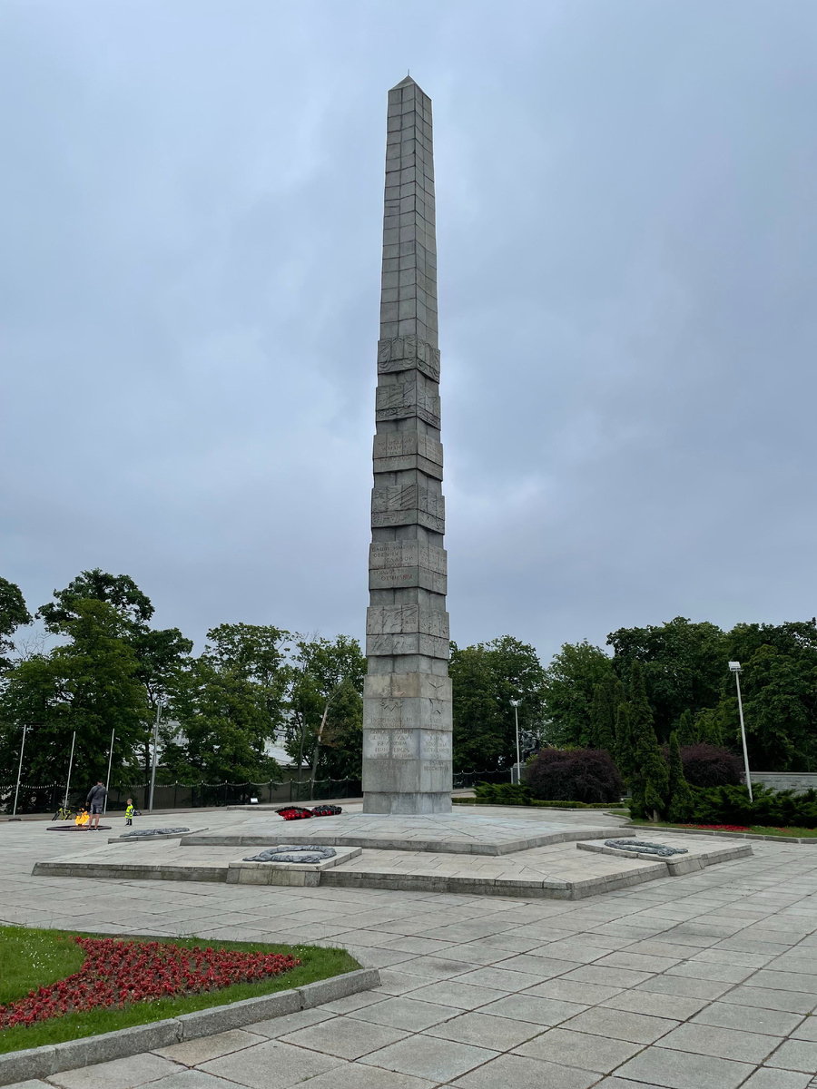 Памятник 1200 гвардейцам