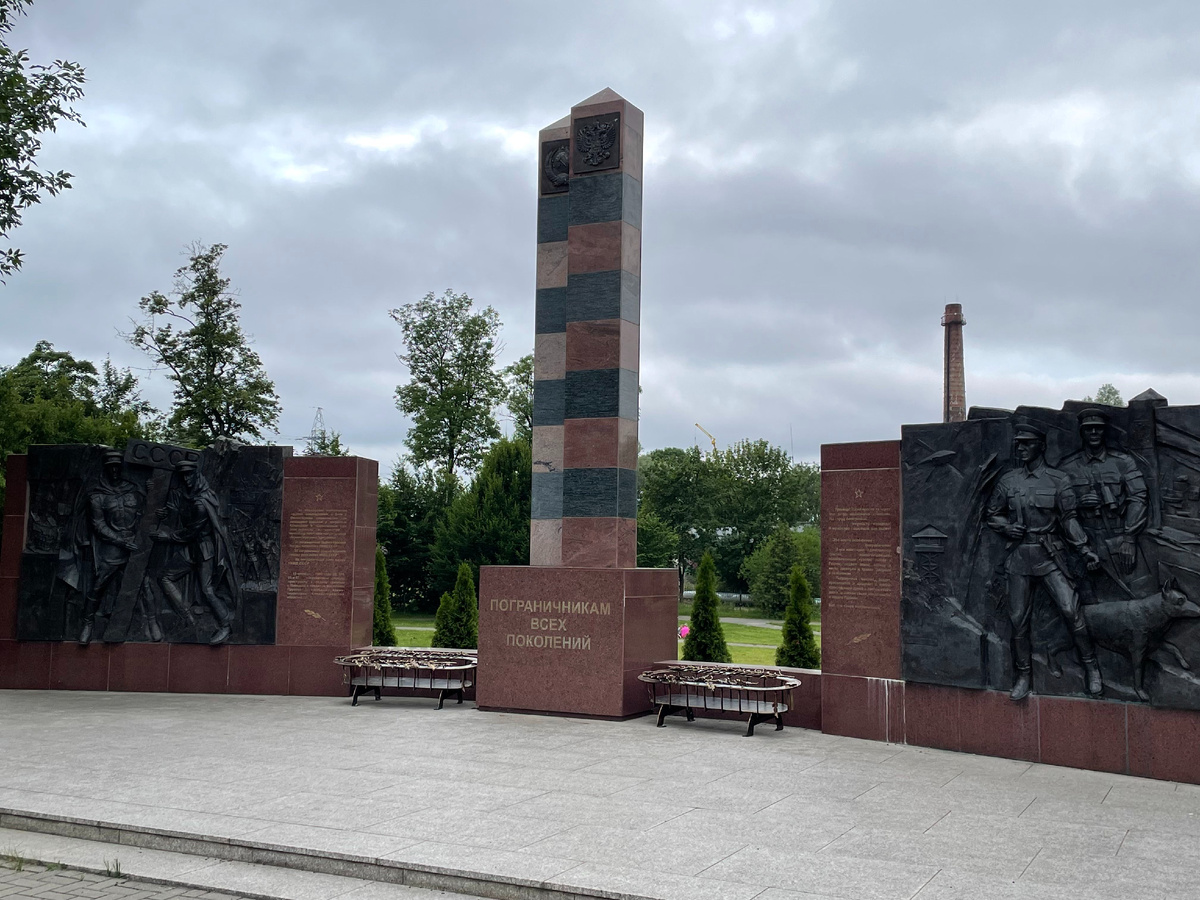 Памятник пограничникам всех поколений в Парке Победы 