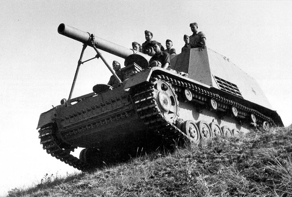 Hummel в ходе учений. Это была самая массовая тяжелая гаубичная САУ по концепции "самоходного лафета".