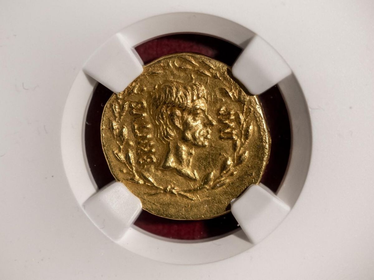 Редкая римская золотая монета с изображением Брута, знаменитого убийцы Юлия Цезаря, будет выставлена на аукционе Numismatica Genevensis (NGSA) в Женеве 4 декабря 2024 года.