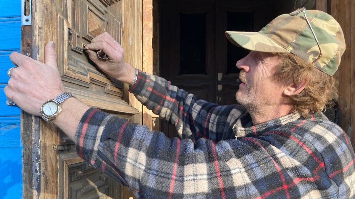    Алексей Анатольевич Мерщиков — строитель, волонтер. Однажды он пришел в городской музей Бежецка и спросил, чем может помочь родному городу. Ему предложили заняться восстановлением одного из самых красивых в городе зданий. Дело, по его словам, идет не быстро, но движется неуклонно / Фото: Александр Хохлов