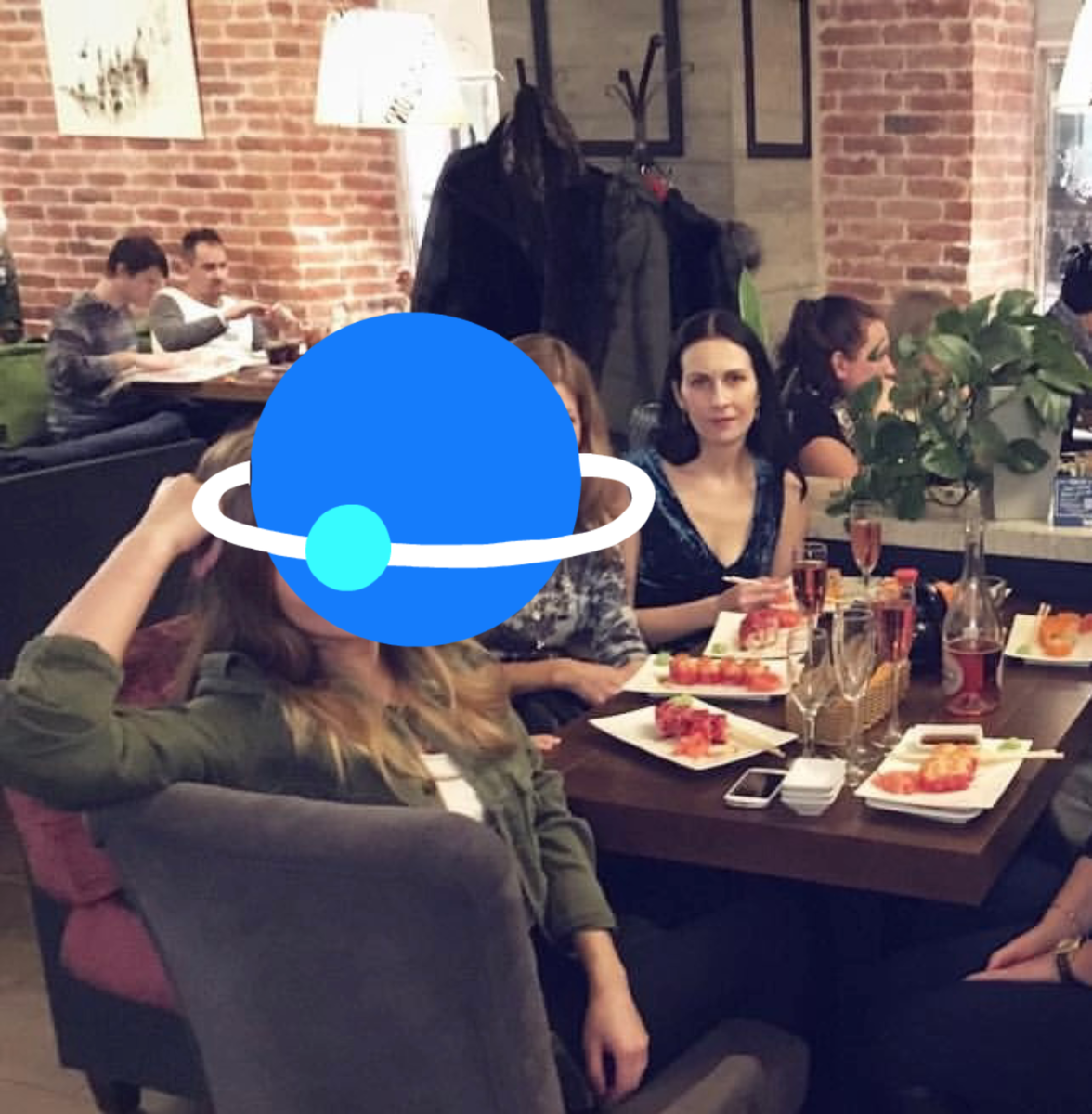 Мы с бывшими коллегами встречались в кафе, мое состояние тогда - я в конце в темном платье и с темными волосами, деньги мне на кафе давала мама, чтобы я могла выйти куда-то. В этот же период я сидела на жесткой диете. Бегала по 15 км и тренила дома на коврике. И похудела с 63 до 52 кг. У меня прекращаются мес…ые. Мне очень нравится как я выгляжу, однако Иван крайне недоволен моим видом - он говорил, что его абсолютно не возбуждают торчащие ребра и позвонки на спине. А я тащусь от себя!