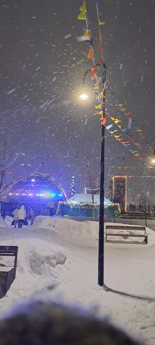 Была настоящая новогодняя атмосфера.  Впереди сцена, за которой площадь с ледовым городком и ёлкой (фото автора)