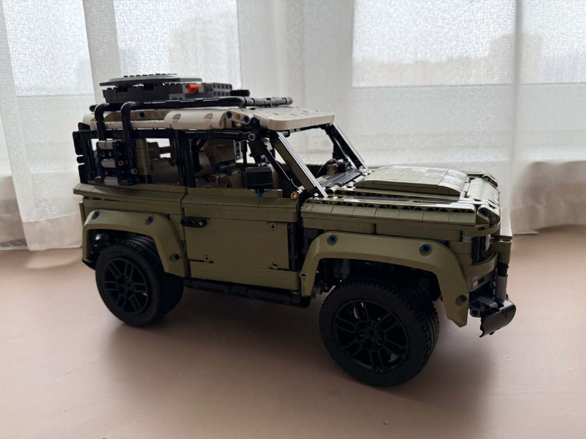 Старший собрал свой Land Rover и уже тянет руки к конструктору брата