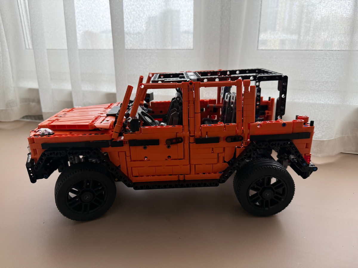 Младший немного дольше собирает Mercedes, но уже на финишной прямой