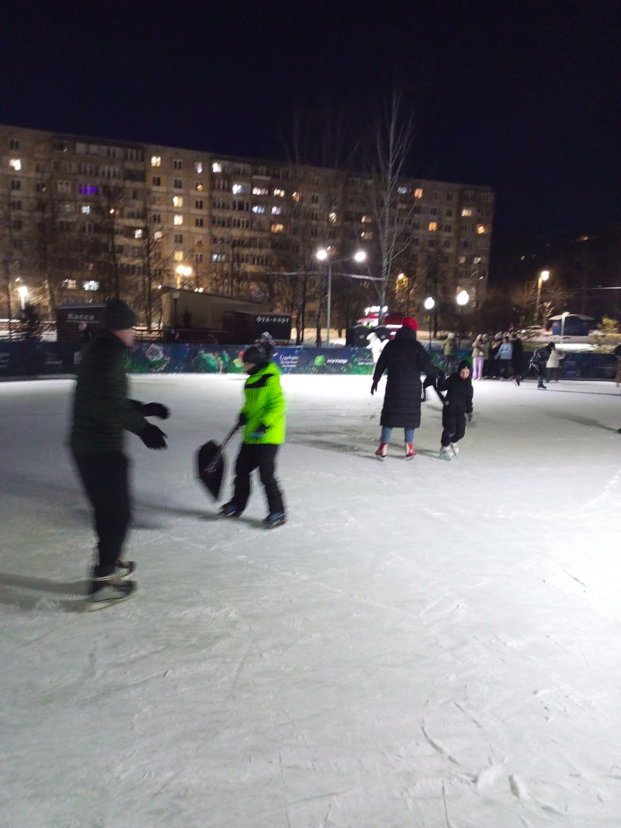 Сын помогал чистить каток