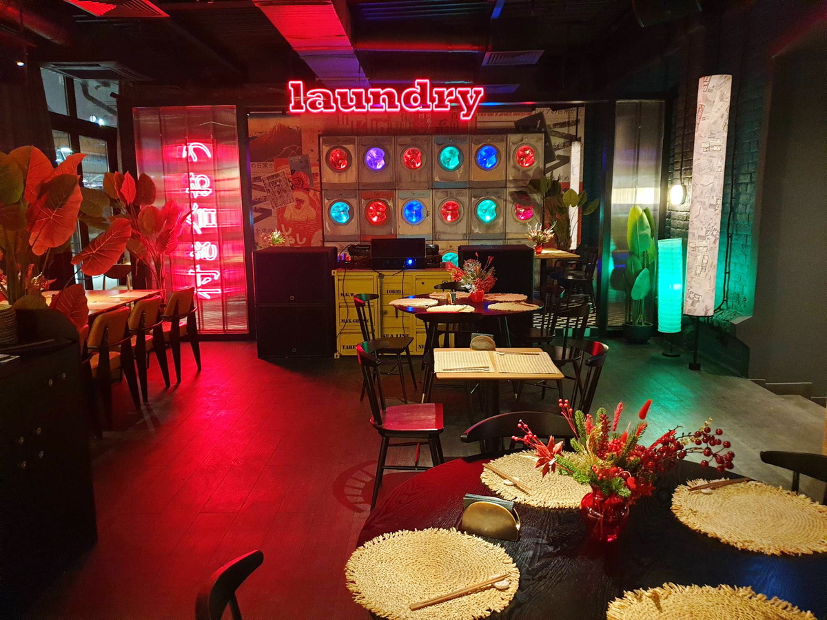 Общий вид зала ресторана Joi Izakaya