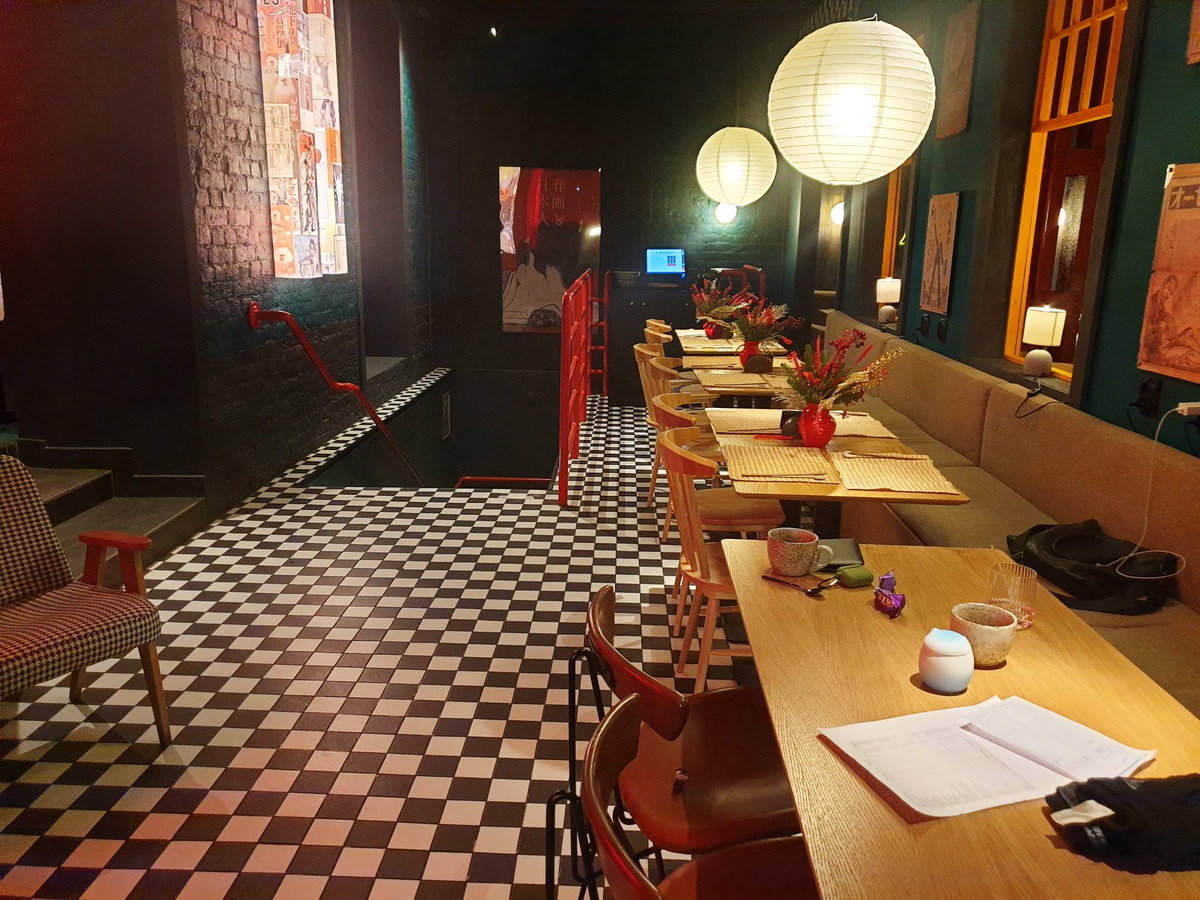 Общий вид зала ресторана Joi Izakaya