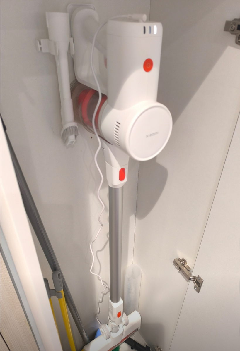 Крепление: Удобная настенная док-станция экономит место и позволяет быстро зарядить устройство.