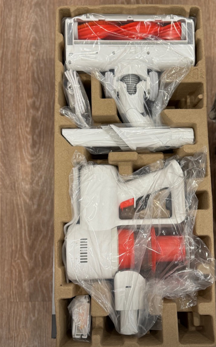 Упаковка: В комплекте с пылесосом идут все необходимые аксессуары, компактно и надежно уложенные для транспортировки.